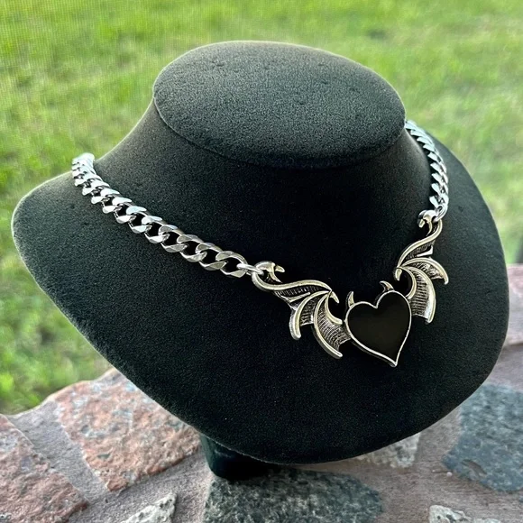 Black enamel heart with bat wings & devil horns valentine goth choker necklace - Picture 5 of 14